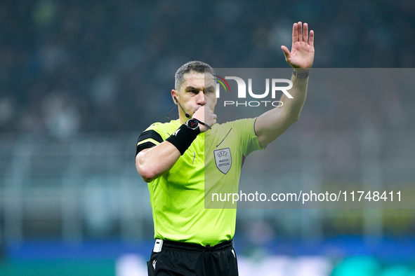 Referee Istvan Kovacs gestures during the UEFA Champions League 2024/25 League Phase MD4 match between FC Internazionale and Arsenal at Stad...