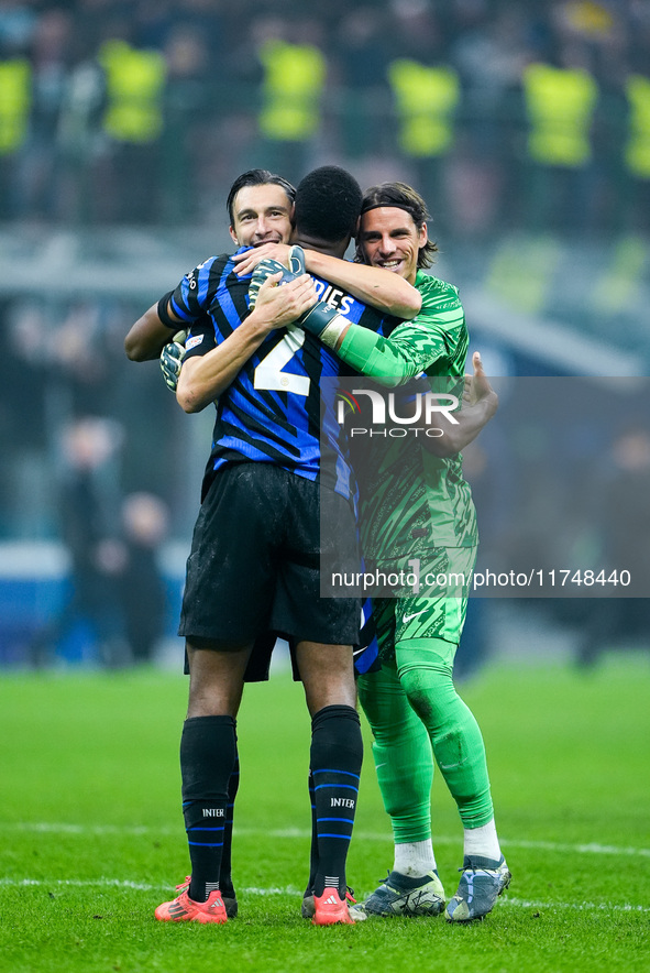 Matteo Darmian of FC Internazionale celebrates the victory with Yann Sommer and Denzel Dumfries during the UEFA Champions League 2024/25 Lea...