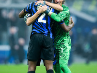 Matteo Darmian of FC Internazionale celebrates the victory with Yann Sommer and Denzel Dumfries during the UEFA Champions League 2024/25 Lea...