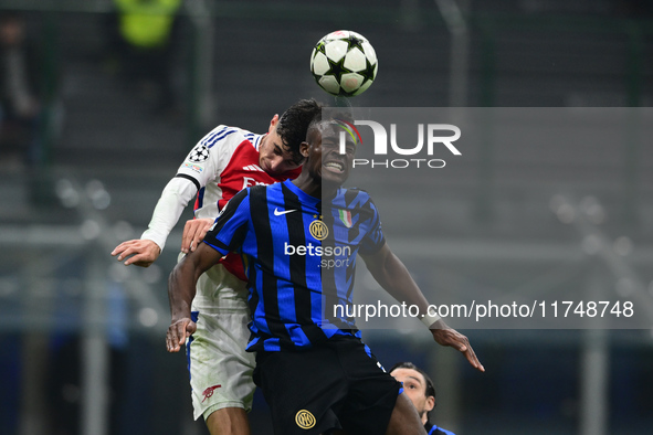 Kai Havertz of Arsenal and Yann Aurel Bisseck of Inter Milan battle for the ball during the Champions League match between Inter Milan and A...