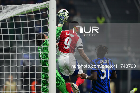 Yann Sommer of Inter Milan and Gabriel Jesus of Arsenal battle for the ball during the Champions League match between Inter Milan and Arsena...