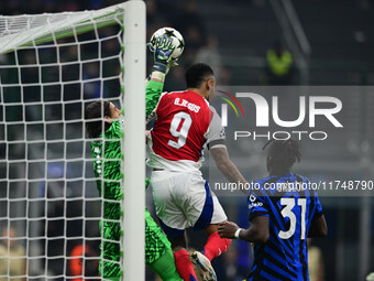 Yann Sommer of Inter Milan and Gabriel Jesus of Arsenal battle for the ball during the Champions League match between Inter Milan and Arsena...