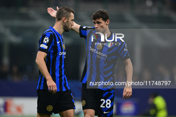 Stefan de Vrij of Inter Milan and Benjamin Savard of Inter Milan speak during the Champions League match between Inter Milan and Arsenal at...