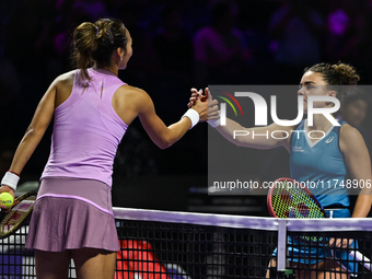 RIYADH, SAUDI ARABIA - NOVEMBER 06: Jasmine Paolini (R) of Italy congratulates Quinwen Zheng of China at the end of their match, on Day 5 of...