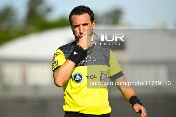 The referee Pablo Dovalo gestures during a Liga Profesional 2024 match between Barracas Central and Racing Club at Guillermo Laza in Buenos...