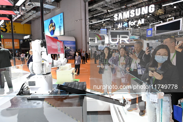 Visitors visit the SAMSUNG exhibition area during the technical equipment exhibition area of the 7th China International Import Expo in Shan...