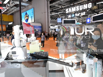 Visitors visit the SAMSUNG exhibition area during the technical equipment exhibition area of the 7th China International Import Expo in Shan...