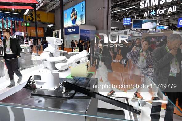 Visitors visit the SAMSUNG exhibition area during the technical equipment exhibition area of the 7th China International Import Expo in Shan...