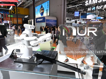 Visitors visit the SAMSUNG exhibition area during the technical equipment exhibition area of the 7th China International Import Expo in Shan...