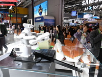 Visitors visit the SAMSUNG exhibition area during the technical equipment exhibition area of the 7th China International Import Expo in Shan...