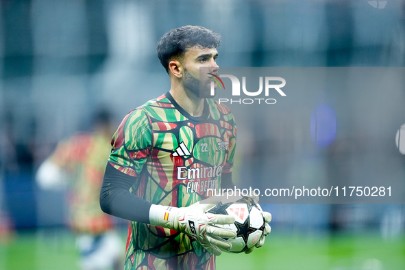 David Raya of Arsenal looks on during the UEFA Champions League 2024/25 League Phase MD4 match between FC Internazionale and Arsenal at Stad...