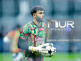 David Raya of Arsenal looks on during the UEFA Champions League 2024/25 League Phase MD4 match between FC Internazionale and Arsenal at Stad...