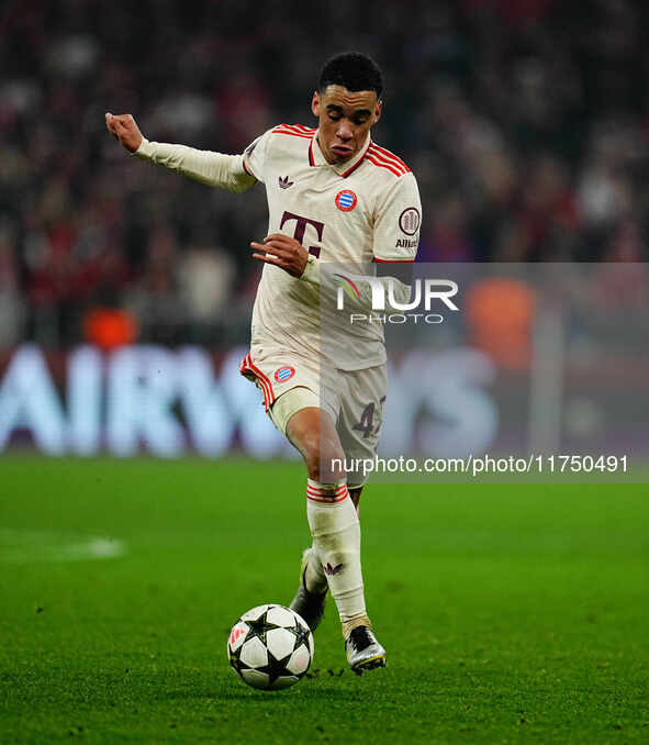 Jamal Musiala of Bayern Munich  controls the ball during the Champions League Round 4 match between Bayern Munich v Benfica at the Allianz a...