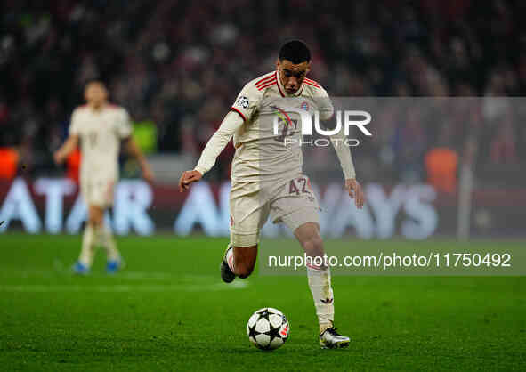 Jamal Musiala of Bayern Munich  controls the ball during the Champions League Round 4 match between Bayern Munich v Benfica at the Allianz a...