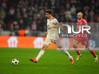 Thomas Muller of Bayern Munich  controls the ball during the Champions League Round 4 match between Bayern Munich v Benfica at the Allianz a...