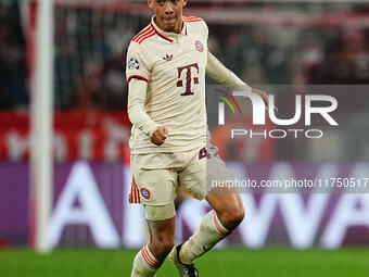 Jamal Musiala of Bayern Munich  controls the ball during the Champions League Round 4 match between Bayern Munich v Benfica at the Allianz a...