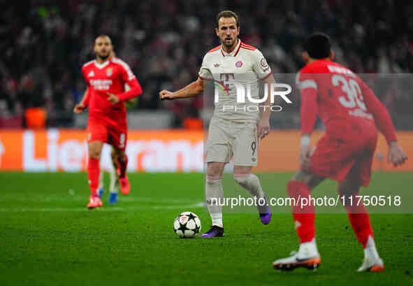 Harry Kane of Bayern Munich  controls the ball during the Champions League Round 4 match between Bayern Munich v Benfica at the Allianz aren...