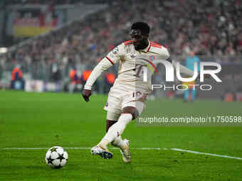 Alphonso Davies of Bayern Munich  controls the ball during the Champions League Round 4 match between Bayern Munich v Benfica at the Allianz...