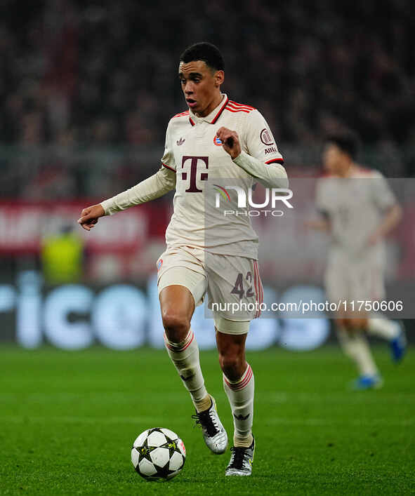 Jamal Musiala of Bayern Munich  controls the ball during the Champions League Round 4 match between Bayern Munich v Benfica at the Allianz a...