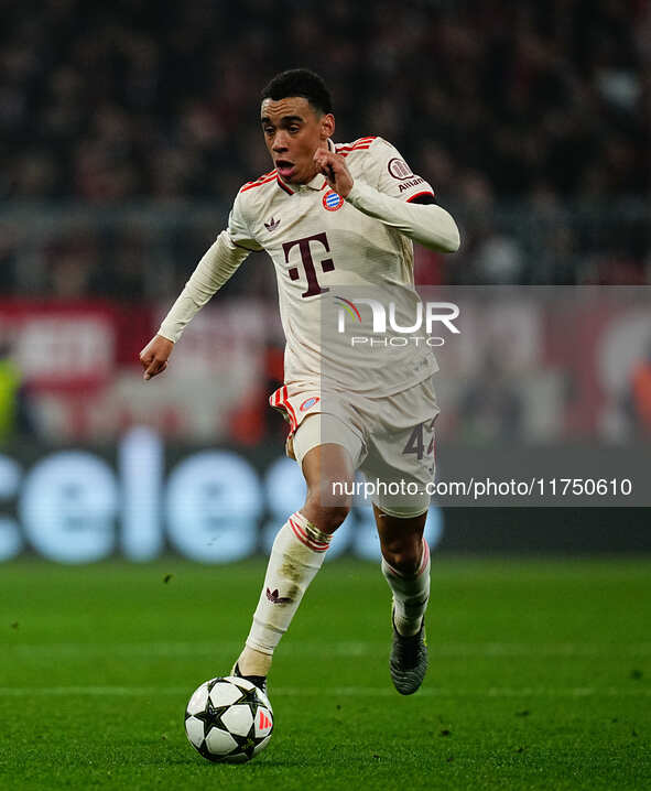 Jamal Musiala of Bayern Munich  controls the ball during the Champions League Round 4 match between Bayern Munich v Benfica at the Allianz a...