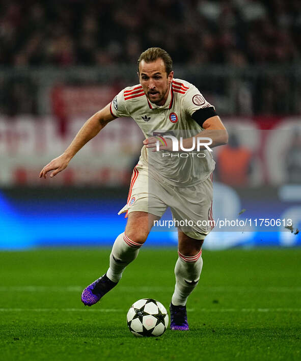 Harry Kane of Bayern Munich  controls the ball during the Champions League Round 4 match between Bayern Munich v Benfica at the Allianz aren...