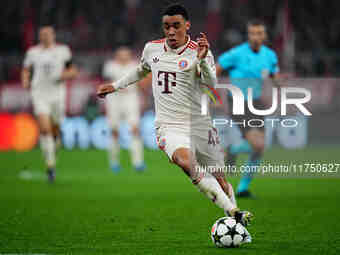 Jamal Musiala of Bayern Munich  controls the ball during the Champions League Round 4 match between Bayern Munich v Benfica at the Allianz a...