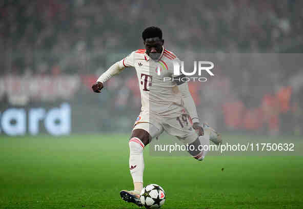 Alphonso Davies of Bayern Munich  controls the ball during the Champions League Round 4 match between Bayern Munich v Benfica at the Allianz...