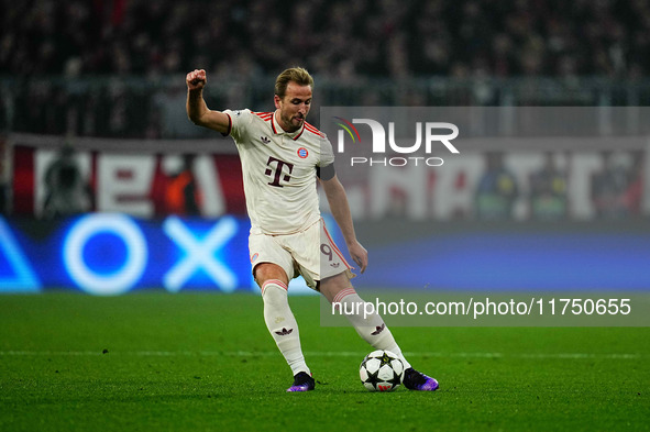 Harry Kane of Bayern Munich  controls the ball during the Champions League Round 4 match between Bayern Munich v Benfica at the Allianz aren...