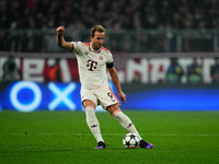 Harry Kane of Bayern Munich  controls the ball during the Champions League Round 4 match between Bayern Munich v Benfica at the Allianz aren...