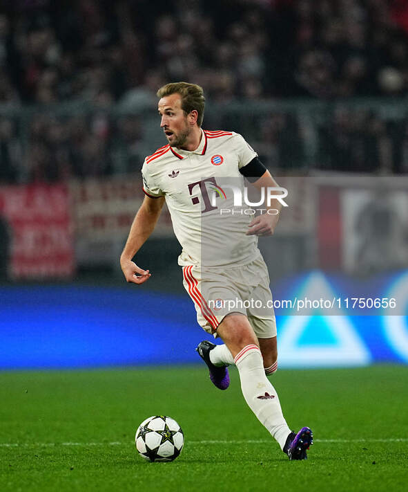 Harry Kane of Bayern Munich  controls the ball during the Champions League Round 4 match between Bayern Munich v Benfica at the Allianz aren...