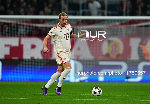 Harry Kane of Bayern Munich  controls the ball during the Champions League Round 4 match between Bayern Munich v Benfica at the Allianz aren...