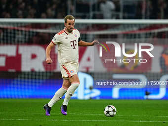 Harry Kane of Bayern Munich  controls the ball during the Champions League Round 4 match between Bayern Munich v Benfica at the Allianz aren...