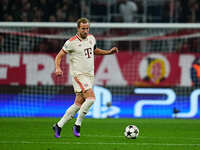 Harry Kane of Bayern Munich  controls the ball during the Champions League Round 4 match between Bayern Munich v Benfica at the Allianz aren...