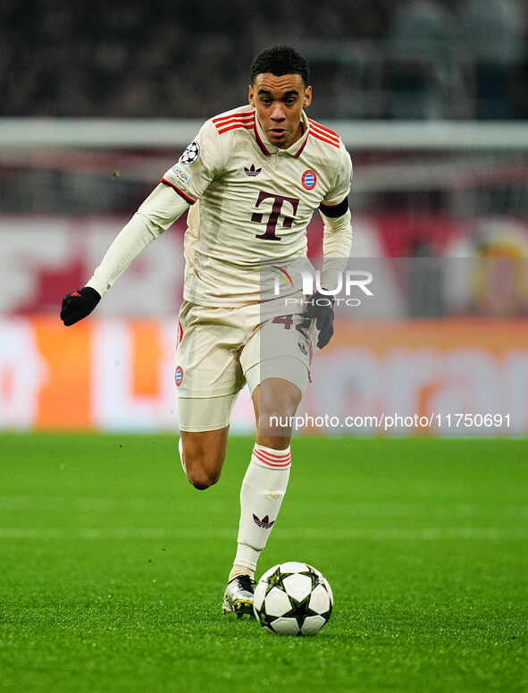 Jamal Musiala of Bayern Munich  controls the ball during the Champions League Round 4 match between Bayern Munich v Benfica at the Allianz a...