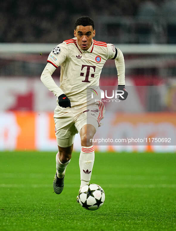 Jamal Musiala of Bayern Munich  controls the ball during the Champions League Round 4 match between Bayern Munich v Benfica at the Allianz a...