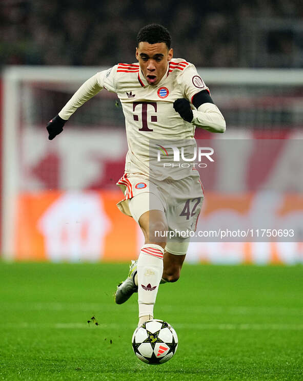 Jamal Musiala of Bayern Munich  controls the ball during the Champions League Round 4 match between Bayern Munich v Benfica at the Allianz a...