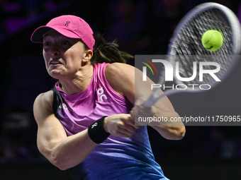 RIYADH, SAUDI ARABIA - NOVEMBER 07: Iga Swiatek of Poland during her match against Daria Kasatkina, on Day 6 of the 2024 WTA Finals, part of...