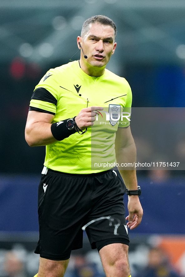 Referee Istvan Kovacs gestures during the UEFA Champions League 2024/25 League Phase MD4 match between FC Internazionale and Arsenal at Stad...