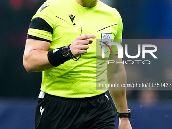 Referee Istvan Kovacs gestures during the UEFA Champions League 2024/25 League Phase MD4 match between FC Internazionale and Arsenal at Stad...