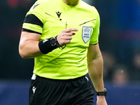 Referee Istvan Kovacs gestures during the UEFA Champions League 2024/25 League Phase MD4 match between FC Internazionale and Arsenal at Stad...