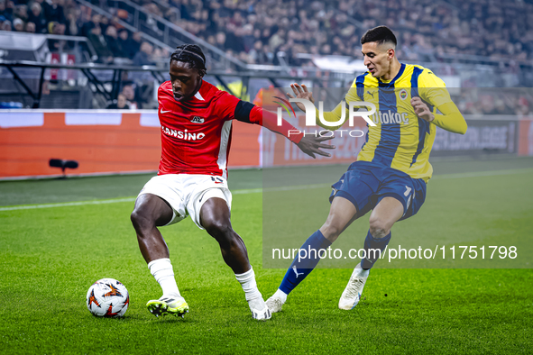 AZ Alkmaar forward Jayden Addai and Fenerbahce defender Mert Muldur play during the match AZ - Fenerbahce at the AFAS stadium for the UEFA E...