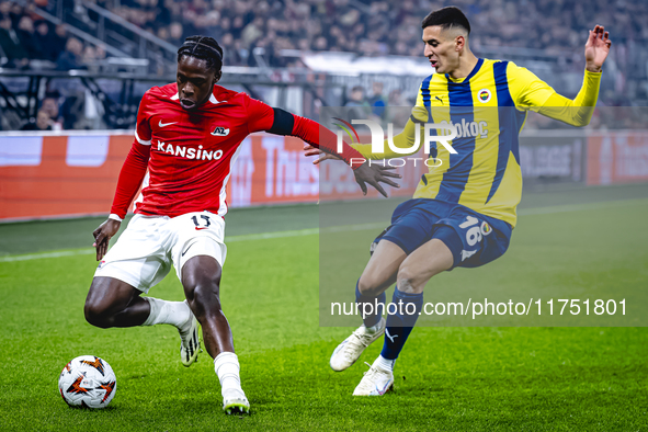 AZ Alkmaar forward Jayden Addai and Fenerbahce defender Mert Muldur play during the match AZ - Fenerbahce at the AFAS stadium for the UEFA E...