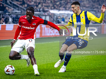 AZ Alkmaar forward Jayden Addai and Fenerbahce defender Mert Muldur play during the match AZ - Fenerbahce at the AFAS stadium for the UEFA E...