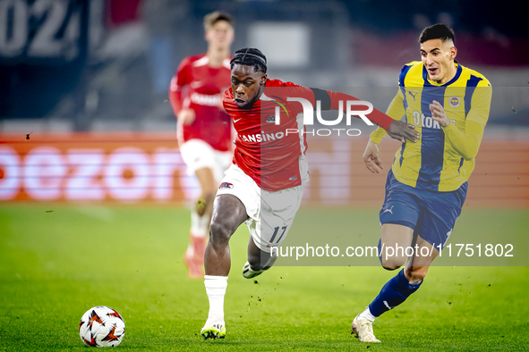 AZ Alkmaar forward Jayden Addai and Fenerbahce defender Mert Muldur play during the match AZ - Fenerbahce at the AFAS stadium for the UEFA E...