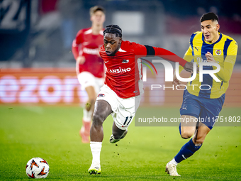 AZ Alkmaar forward Jayden Addai and Fenerbahce defender Mert Muldur play during the match AZ - Fenerbahce at the AFAS stadium for the UEFA E...