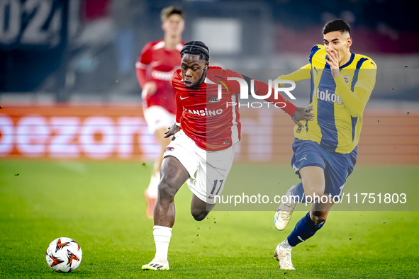 AZ Alkmaar forward Jayden Addai and Fenerbahce defender Mert Muldur play during the match AZ - Fenerbahce at the AFAS stadium for the UEFA E...