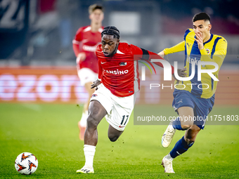 AZ Alkmaar forward Jayden Addai and Fenerbahce defender Mert Muldur play during the match AZ - Fenerbahce at the AFAS stadium for the UEFA E...