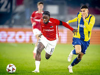 AZ Alkmaar forward Jayden Addai and Fenerbahce defender Mert Muldur play during the match AZ - Fenerbahce at the AFAS stadium for the UEFA E...