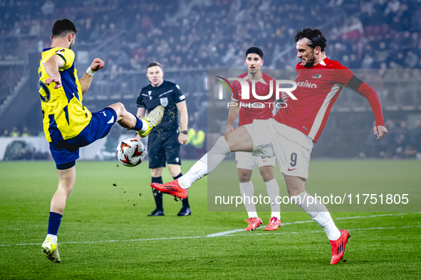 Fenerbahce midfielder Ismail Yusek and AZ Alkmaar forward Troy Parrot play during the match AZ - Fenerbahce at the AFAS stadium for the UEFA...