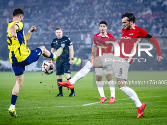 Fenerbahce midfielder Ismail Yusek and AZ Alkmaar forward Troy Parrot play during the match AZ - Fenerbahce at the AFAS stadium for the UEFA...